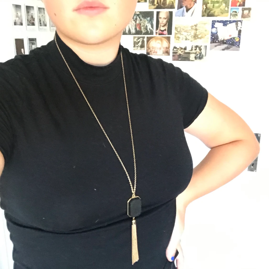 Svart berlock på guldkedja med kedjefransar🖤