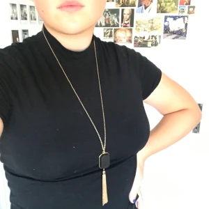 Svart berlock på guldkedja med kedjefransar🖤 - Svart berlock med ebenholtsimitation. Kedjan är lång, vid intresse så kan jag kapa av den lite💗nypris: ca 150-200 kr, mitt pris: 49 kr+frakt! Har bara använt för att ta bild, annars helt ny🌟