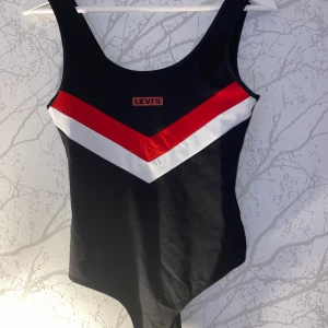 Levis body - Jätte fin levis body använd 1 gång 