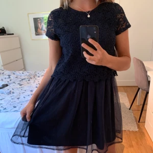 Mörkblå klänning  - Jätte söt klänning från Holly & Whyte. Mycket bra skick. Passar mig som använder kläder i S(16år) Frakt tillkommer 