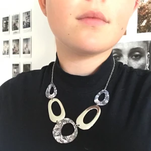 Retro 70-tals halsband✌🏻🌼 - Halsband med retro/ hippie vibe🌞 Nypris: ca 150 kr. Mitt pris: 59 kr+frakt💗 möts inte upp tyvärr💗Endast använd en gång (när jag tog bilden) annars helt ny💗