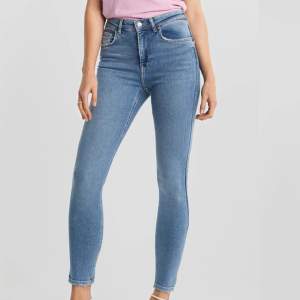 Säljer dessa fina jeans från Gina tricot i modellen ”Hedda original jeans”. Helt oanvända pga för liten storlek så lappen sitter kvar, hann tyvärr inte lämna tillbaka dom så jag hoppas nån annan kan få bättre användning av dom än mej 😊 startpriset är 250 kr + frakt ❣️ (bara å skriva du vill ha fler bilder) 