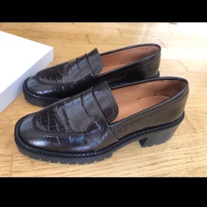 Bruna läder loafers & Other Stories - Säljer ett par helt oanvända loafers från & Other Stories, de vart för små för mig. Nypris är 990kr. 