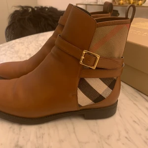 Burberry skor - Köpte dom för 3 år sedan och har använt dom Max 10 gånger. Inga skador. Original pris 5700kr. Priset kan diskuteras 
