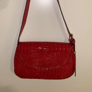 Baguetteväska - Säljer denna fina röda baguetteväska! Aldrig används då den inte riktigt är min stil