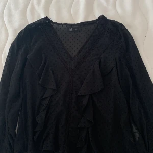 Blus från zara - Jättefin svart blus från zara i storlek S. Använd få gånger!