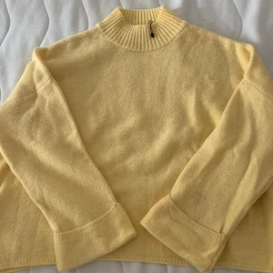 Gul stickad tröja - Gul stickad tröja i storlek M, aldrig använd jättefin och så skön! Säljer för 200kr