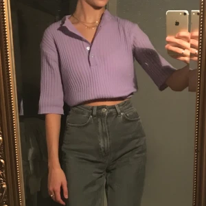 Vintage tröja - Köpt på vintage marknad i Strängnäs 🌈✨🤍 söt lila tröja i stl xs-m, stretchigt material!                Kontakta mig vid funderingar eller intresse! 80kr+frakt 31kr (111kr)