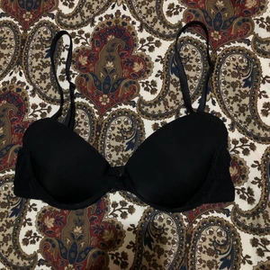 Svart bh  - Svart skön bh med spetsdetaljer och en liten rosett i fram. Använt men mycket fint skick! Storlek 75B. Köparen står för fraktkostnaden 🎀