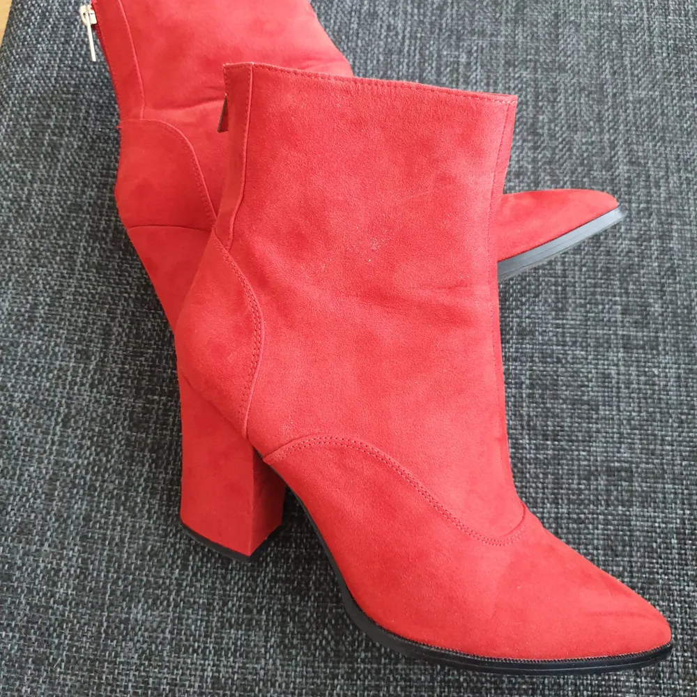 Red ankle boots with block heel - super comfortable, worn twice - original price 699kr. Skor.