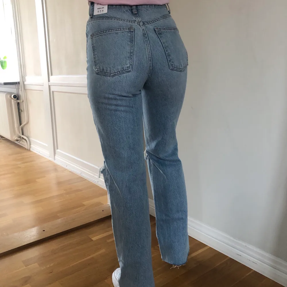 Säljer nu mina jeans från Zara. Jeansen är väldigt långa men man klipper dom efter den längden man önskar. Buda gärna i kommentarerna💗. Jeans & Byxor.