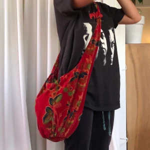 Väska - Väska i snyggt mönster. Rymlig, man kan reglera längden på axelremmen❤️