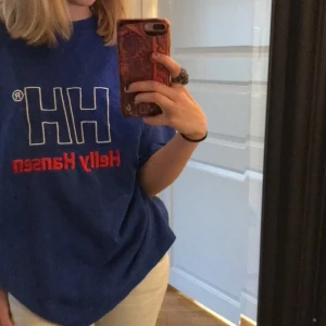 Oversize  t shirt från helly Hansen  - Jätte snugg och trendig t shirt från helly Hansen,köpt för 250.Om fler är intresserade blir det budgibvibg💕har lite små fläckar som ej syns i hörnet (målarfärg)som är vita💕💕kom privat för fler bilder