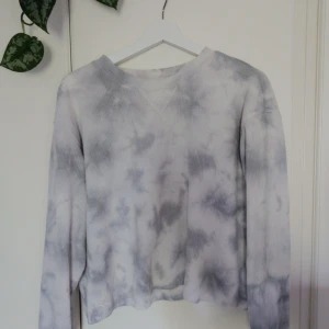 Tröja från Hollister - Snygg tröja med färgskiftningar i vitt-grå-ljusblå. Köpt från Hollister. Väldigt stor i storleken, passar S M L. Fint skick! 
