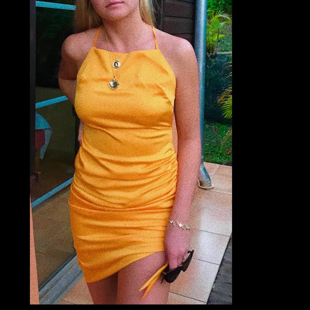 Säljer nu min fina orangea klänning från Nelly eftersom den inte riktigt är min stil längre. Materialet är väldigt skönt och lite lyxigare. Färgen är litelite klarare i verkligheten. Vill ni ha fler bilder så kan jag skicka det! . Klänningar.