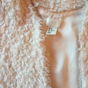  - Ljusrosa lurvig kofta från HM 