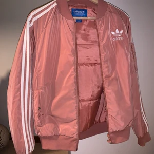 Adidas Jacka Rosa Strl 34/36 - Jackan är i bra skick, Inte använd många gånger