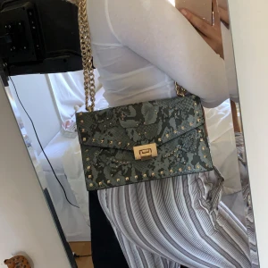 Väska - Axelväska från mango. I jättefint skick. 