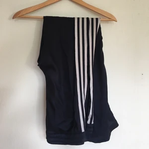 Adidas byxor  - Tunna silk adidas original, skit fina och en del använda 