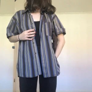 Skjorta - Kortärmad randig skjorta i brunt, beige och blått. Bra skick! ✨ frakt +22