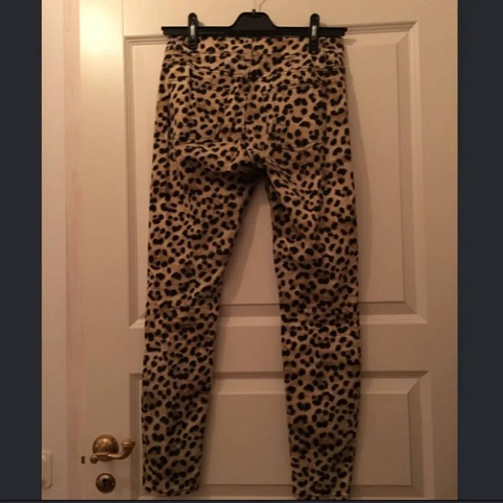 Leopardmönstrade jeans från Monki, använda två gånger. Jeansen slutar vid vristen och vid naveln på mig som är 170 cm lång. . Jeans & Byxor.