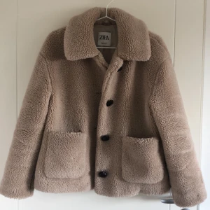 Jacka från zara  - Kan mötas upp i Stockholm eller posta, köparen står för frakten☀️