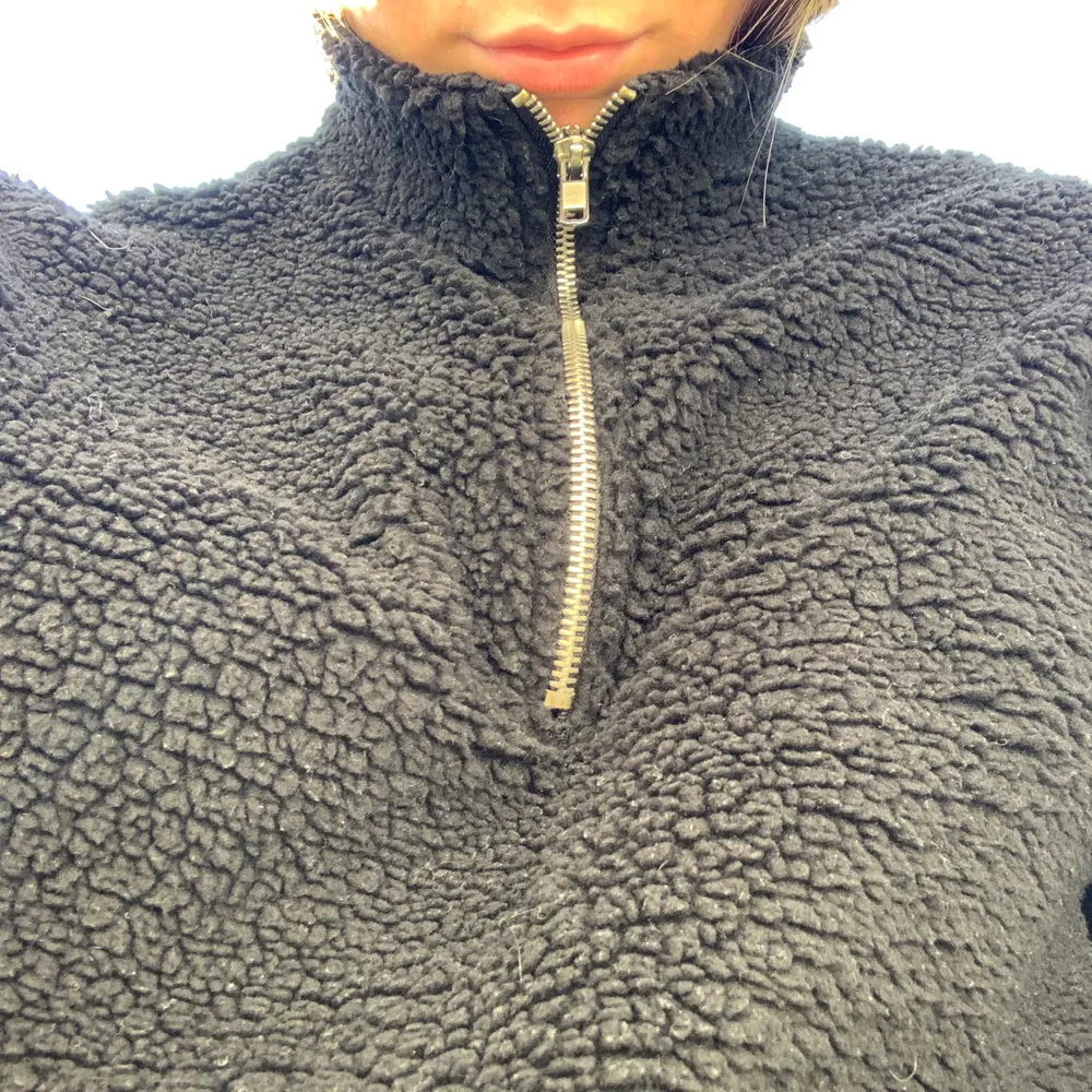 Svart fluffig, varm sweatshirt ifrån Ginatricot! Bra kvalite då jag inte använt den så mycket, tröjan är i strl 36 💕 Köparen står för frakt. Tröjor & Koftor.