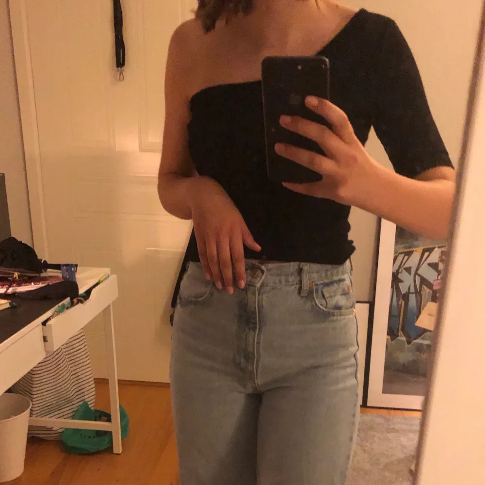 En jätte fin ribbad one shoulder topp! Från NAKD och säljs pga att den är för liten😕 Har använts men är i väldigt fint skick!✨✨ Köparen står för frakt om man inte kan mötas i Hisingen!:). Toppar.