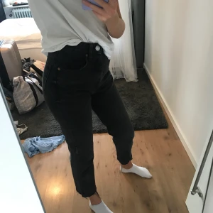 Jeans - Ett par svarta lite kortare jeans från zara. Verkligen jättefina men lite för korta för min smak. Är 166 cm lång, men har väldigt långa ben. Fint skick, inte använda alls mycket. Köpta för 399 kr, säljer för 200 kr.
