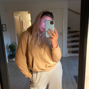 Beige hoodie - En fin beige hoodie! Rätt så använd så därför säljs den så billigt!