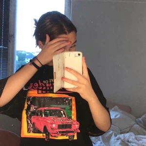 Oversized t-shirt med tryck  - Säljer denna snygga t-shirt i storlek M, väldigt oversized med rosa tryck där fram. Helt oanvänd och i nytt skick. Skriv Dm för fler bilder och budgivning i kommentarerna<3 