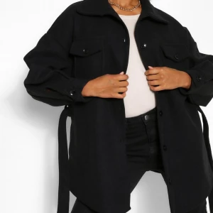 Trendig Jacka - Jacka köpt på boohoo för en vecka sen för 800kr, alldeles för stor på mig eftersom att jag är ganska petite!💕💕köparen står för frakt! Annars kan jag mötas i sthlm✨👍🏼 kan skicka fler bilder