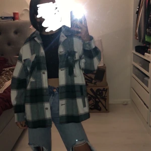 Skjortjacka - Säljer min skjortjacka från Zara! Har använt denna ett fåtal gånger så den är i väldigt bra skick, men säljer den nu då den inte kommer till användning. Denna passar väldigt bra nu till hösten och är snygg å fräsch. Jag är 160cm lång och jackan är även oversized. Nypris: 580kr. Frakt ingår i priset! Skriv gärna om ni har frågor💕 