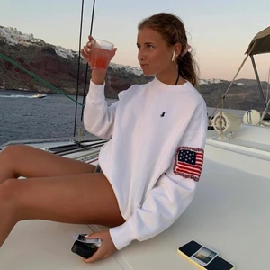 Ralph Lauren Tröja - Vit Polo Ralph Lauren tröja i storlek M!! Så snygg och passar till ALLT. Liten fläck på ena armen som går bort vid tvätt