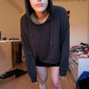 Mysig grå tröja - Färgen är mer som på första bilden! Storlek M men passar nog allt från XS till möjligen XL beroende på hur man vill ha passformen. Frakt tillkommer! 