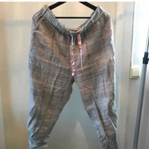 Pyjamasbyxor från Cubus  - Fina tunna pyjamasbyxor från Cubus i storlek L. Nästan oanvända så i fint skick!!