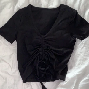 Tröja med snörning - En jättefin tröja från shein storlek xs lite stor på mig, köptes för 90 kr så säljer den för 70 då frakt är inkräktas❤️