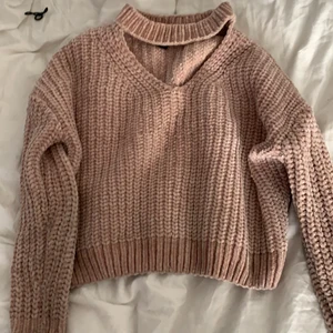 Stickad mjuk tröja - En stickad tröja köpt på zalando använt en hel del köptes för 250 från märket new look 915 och säljer den endast för 50 kr pga storleken frakt förekommer 