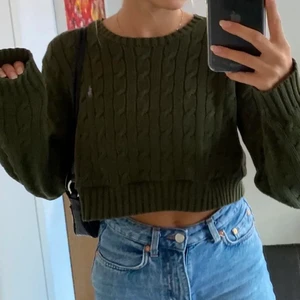 Grön croppad sweatshirt Ralph Lauren - Köptes här på plick precis, men tyvärr lite för liten för mig:( extremt snygg dock! Lånad bild från förra säljaren!