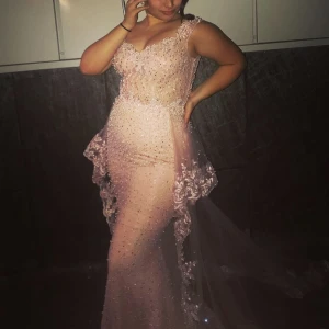 Aftonklänning  - Aftonklänning använd en kväll, storlek 34/36 köpt för 3500kr säljs för 1000kr (priset kan diskuteras)