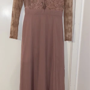 Festklänning mauve stl 38 - Säljer min festklänning den är endast använd en gång under 4 timmar men den är så gott som ny