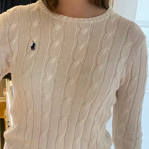 Ralph lauren ribbad tröja vit - Supermjuk Ralph Lauren tröja i ribbat mönster, säljer pga behöver lite pengar just nu då min mamma snart fyller 40 och vill gärna köpa en fin present, så skulle uppskatta snabb affär🥰. Inga fläckar och inget trasigt någonstans. Pris + 42kr frakt (nyskick, kostade 1300kr ny, därav inte allt för billigt pris) 