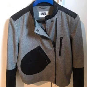 Jacka - Jacka av äkta ull och skin från weekday, köpt för 1199kr säljs för 250kr. Endast använd 2 gånger därav i ny skick  Storlek: Small  