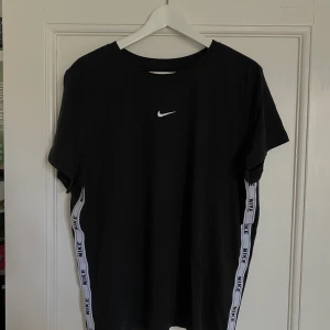 Ny Nike t-shirt - Oanvänd, enkel och snygg. Kan passa M-XL beroende på hur man vill att den ska sitta. 