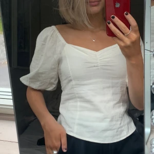 Söt blus - Jättefin blus i nyskick, normal i storleken och sitter fint. Frakt tillkommer💕