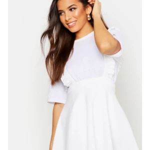 Skatekjol - Skatekjol med hängslen. Aldrig använt då den var flr stor! 