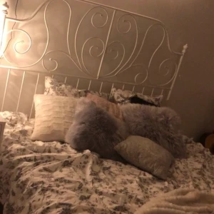 Säng från Ikea, nästan helt ny - ikea säng 200 cm lång och 160 bredd, Ingår inte madrass! 