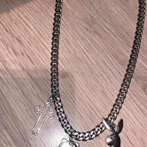 Kedja. - Kedja med Playboy, hello Kitty och en kors.