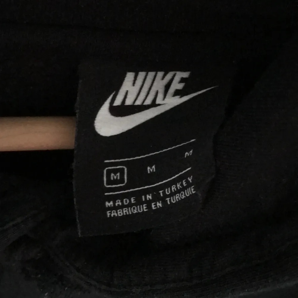 Snygg Nike hoodie med ikoniska swoosh märket på mitten av plagget samt på båda ärmarna, sitter lite stort på armarna för mig därför säljs den, annars inge problem med det. Hoodies.