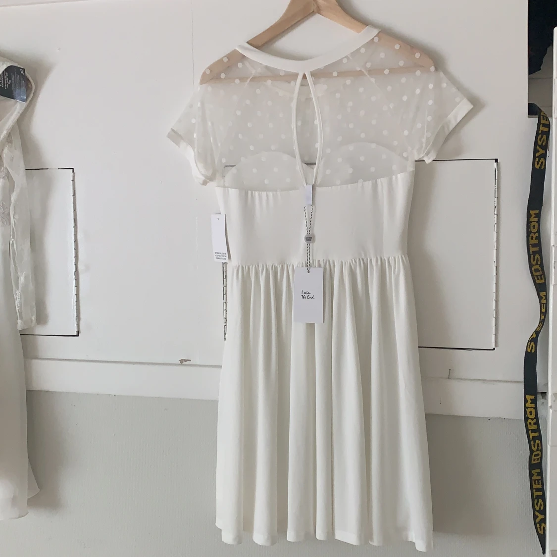 Klänning, oanvänd, vit från dennismaglic. - 90